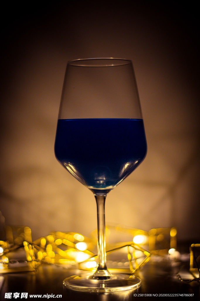 酒杯酒瓶水杯图片