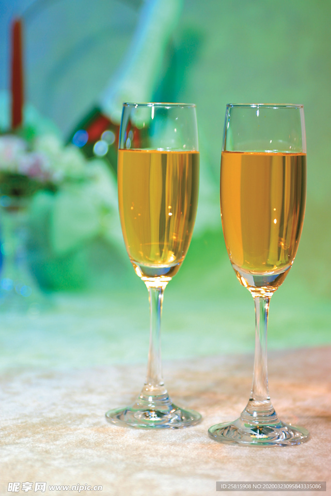 酒杯酒瓶水杯图片