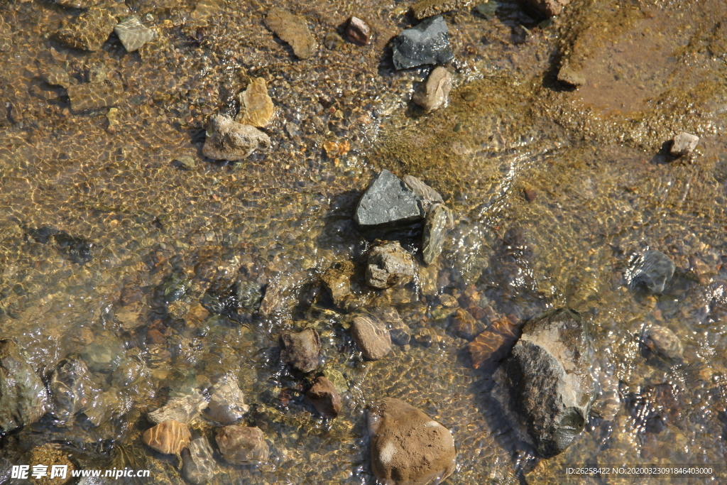 山间溪水石子图片