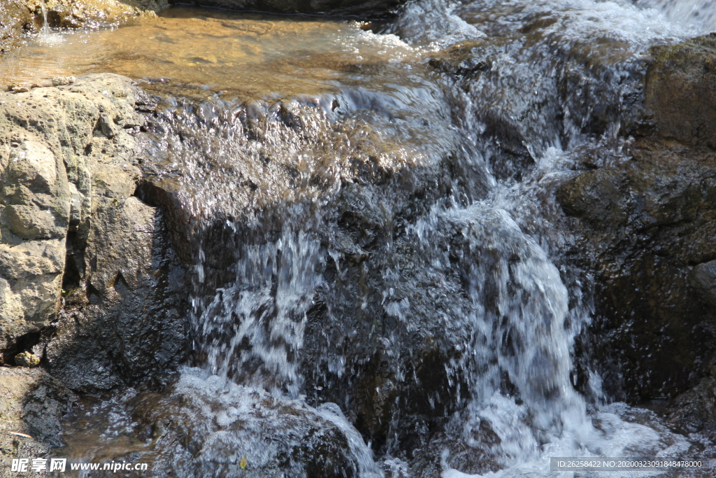 山间溪水流水图片