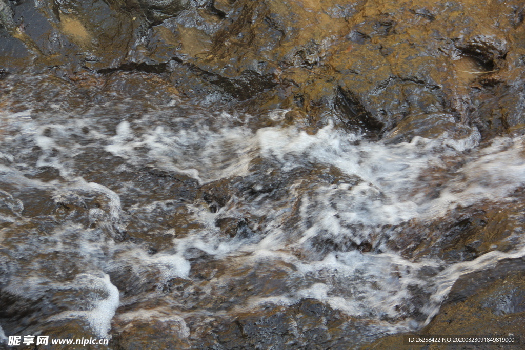 户外山间小溪流水图片