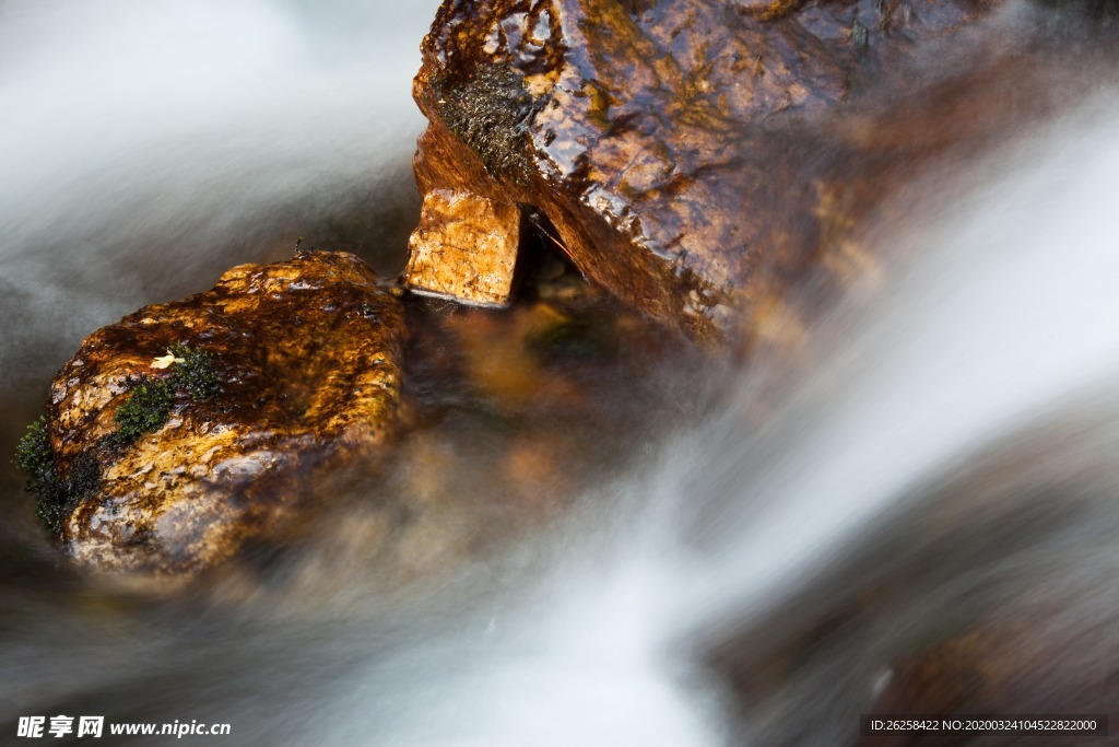 山间流水美景图片