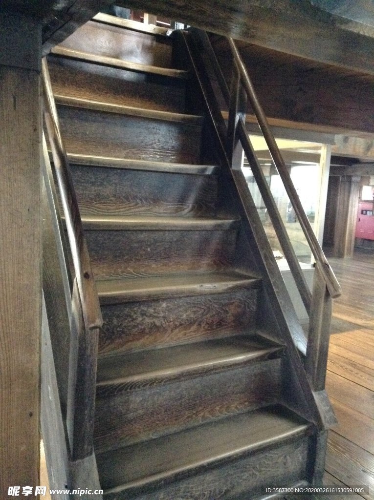 木楼梯