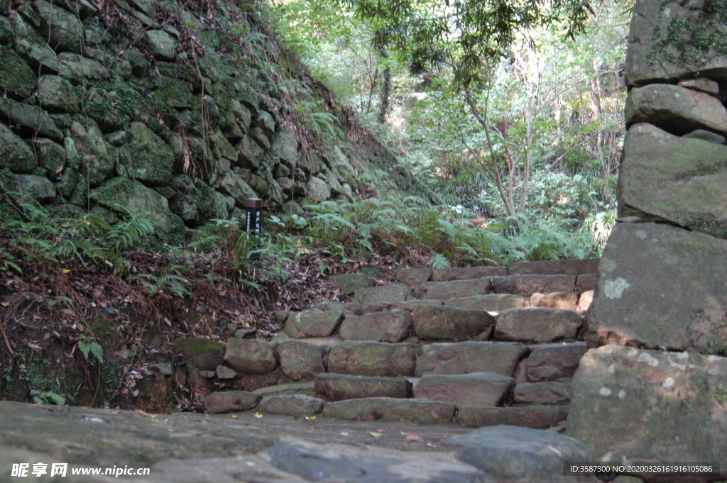 石头台阶小路