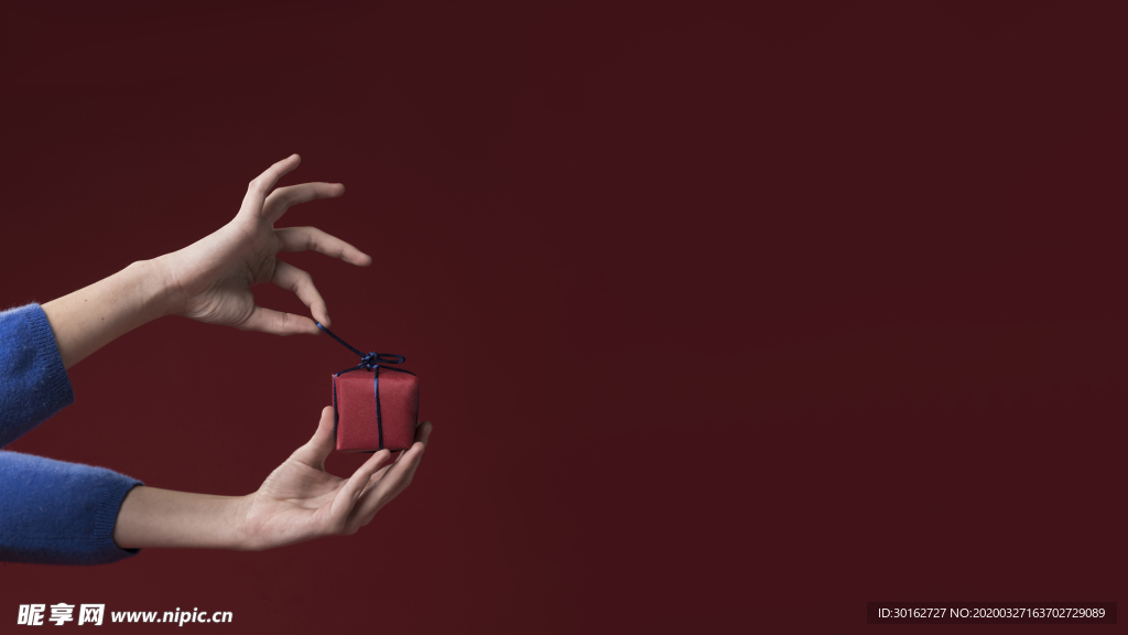 女性手持礼物盒高清摄影图片