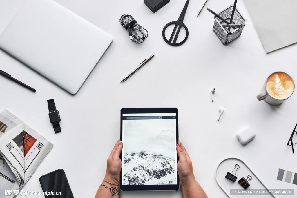 手捧ipad 设计师桌面