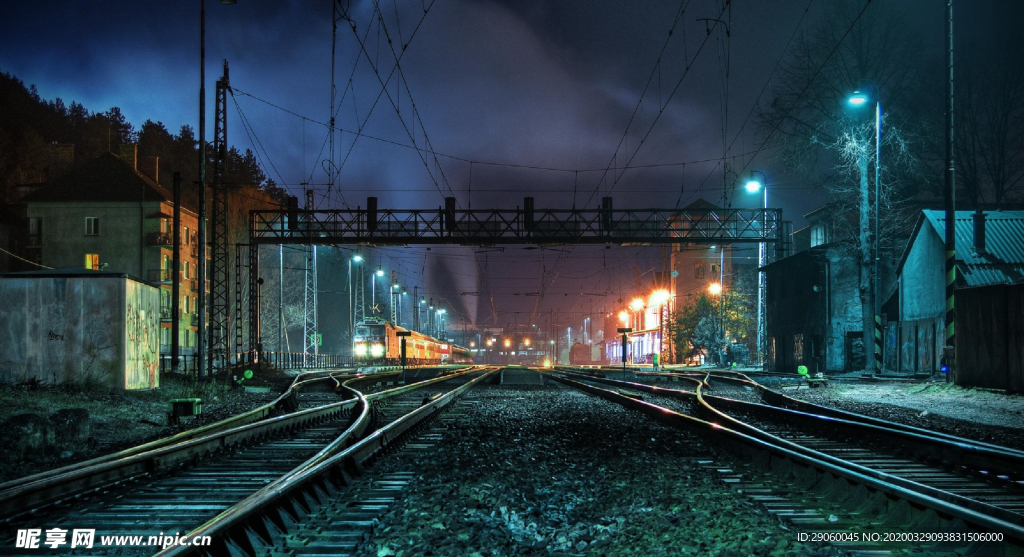 夜晚的铁路