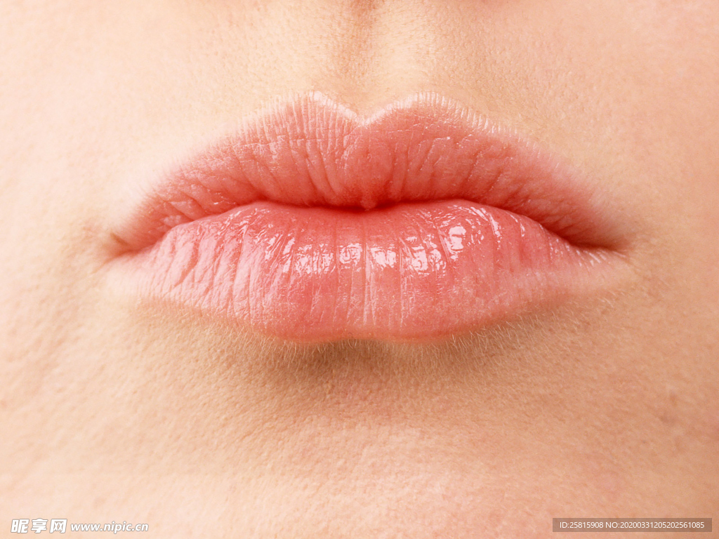 嘴唇接吻唇角口红图片