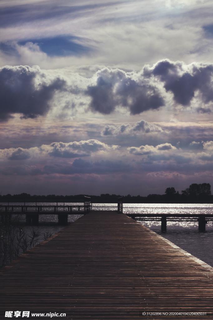 湖边木栈道天空云彩
