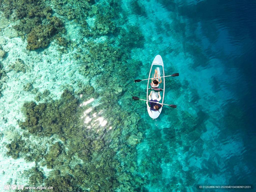 海浪海边大海清澈海底划船帆船