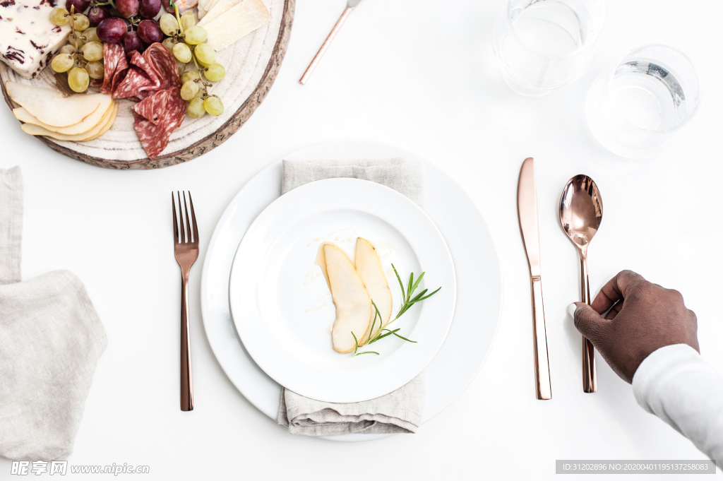 高级西餐厅西式水果沙拉摆盘桌布