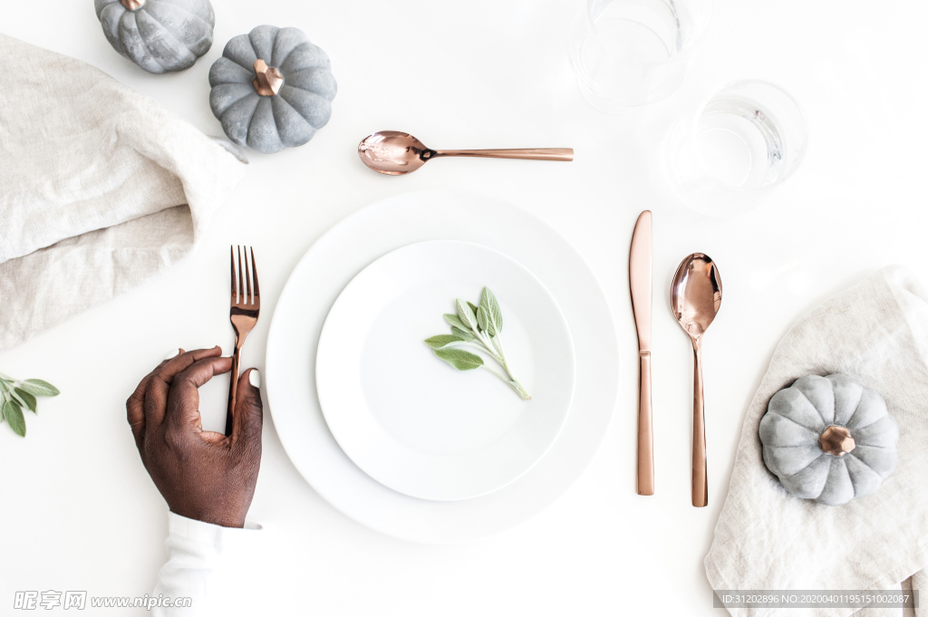 高级西餐厅摆盘餐具桌布刀叉厨房