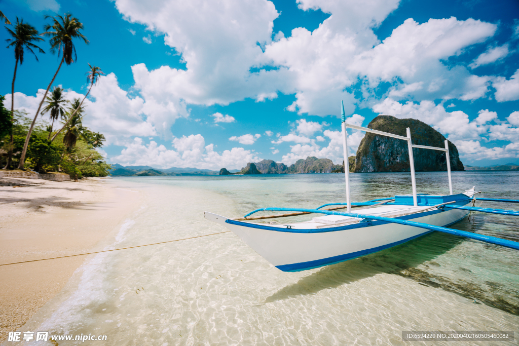白云椰树群山与沙滩小船