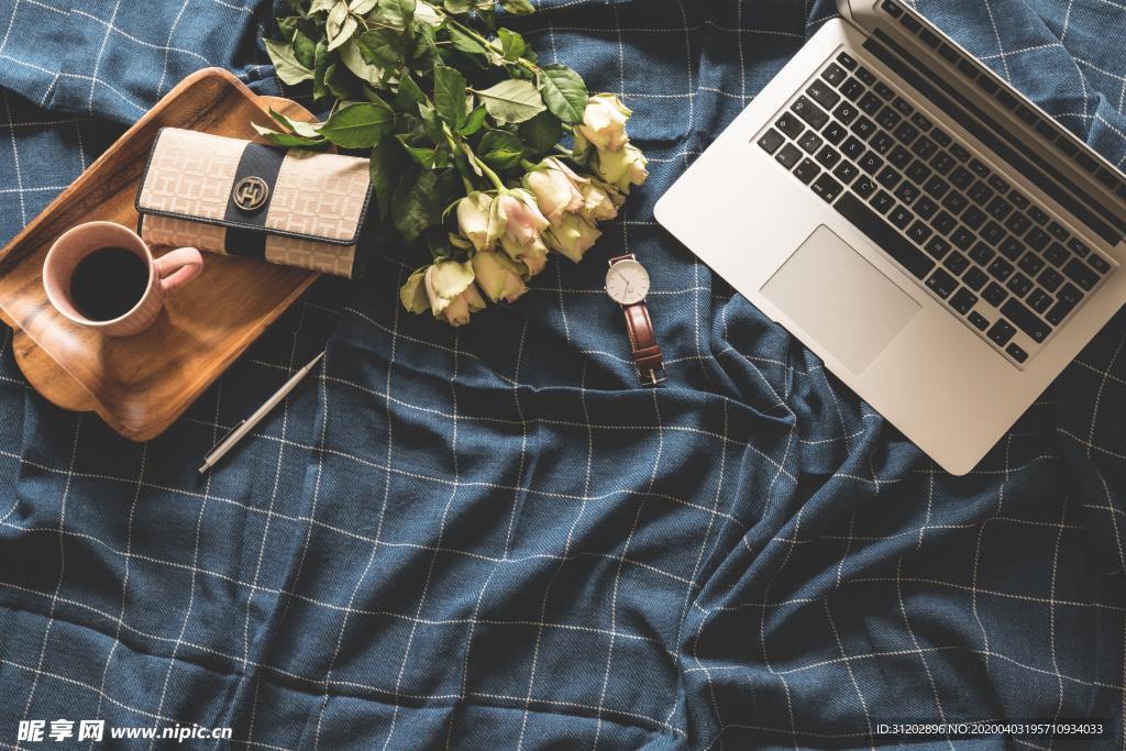 办公桌面桌子布置