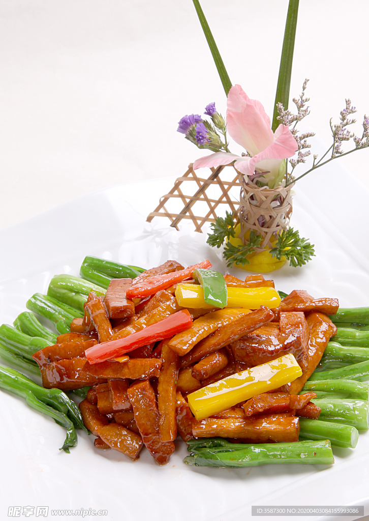 菜远松茸菌炒驼峰肉