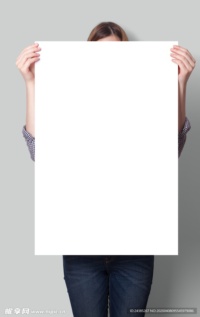 手拿海报样机