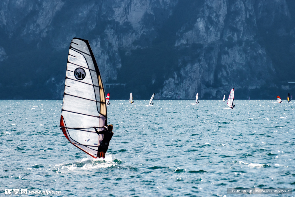 冲浪海上运动图片