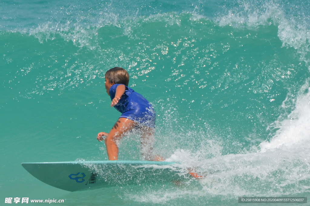 冲浪海上运动图片