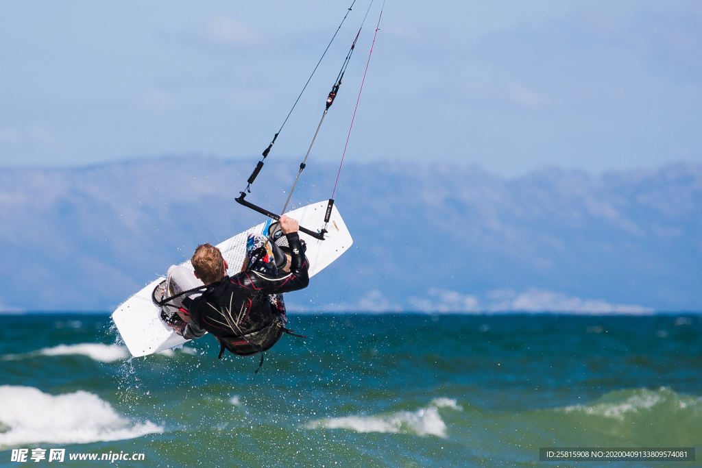 冲浪海上运动图片