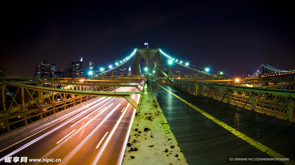 跨海大桥上疾驰的车辆