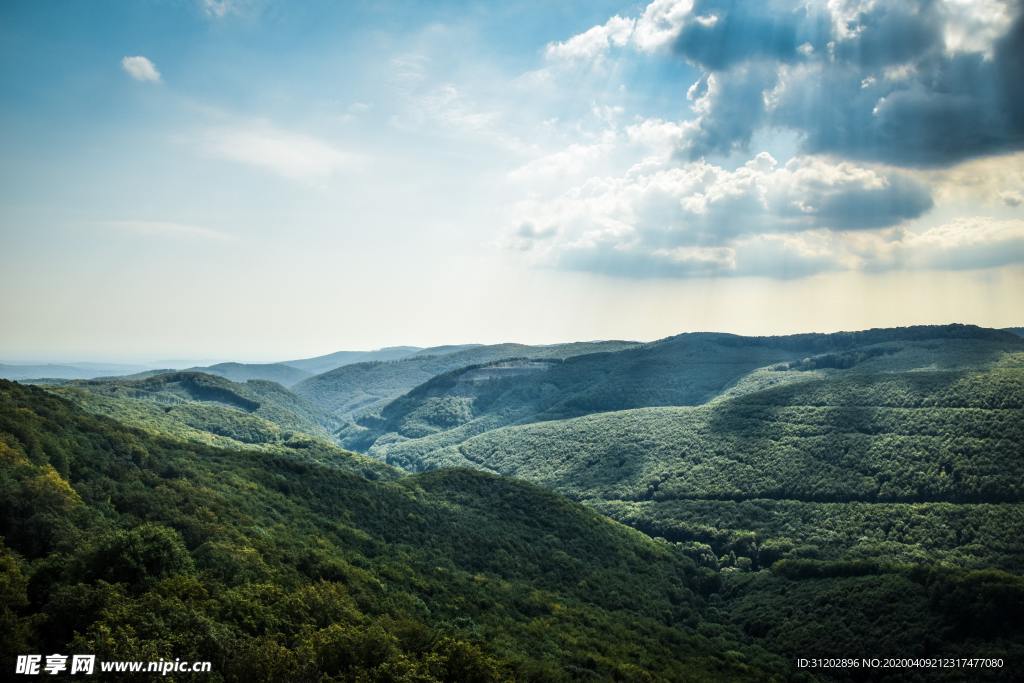 天空云彩远山森林