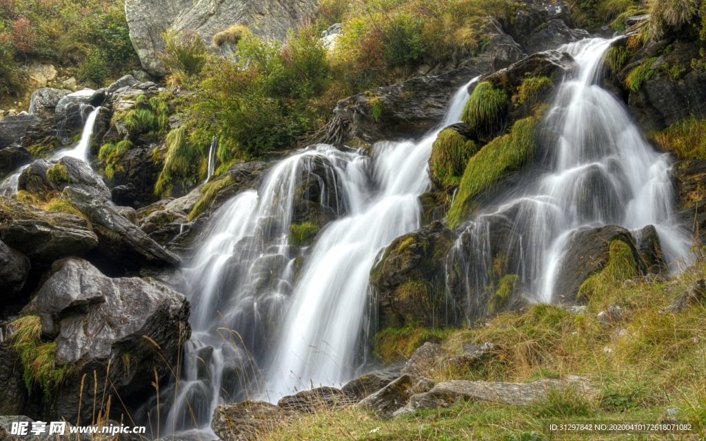 山上奔腾的瀑布