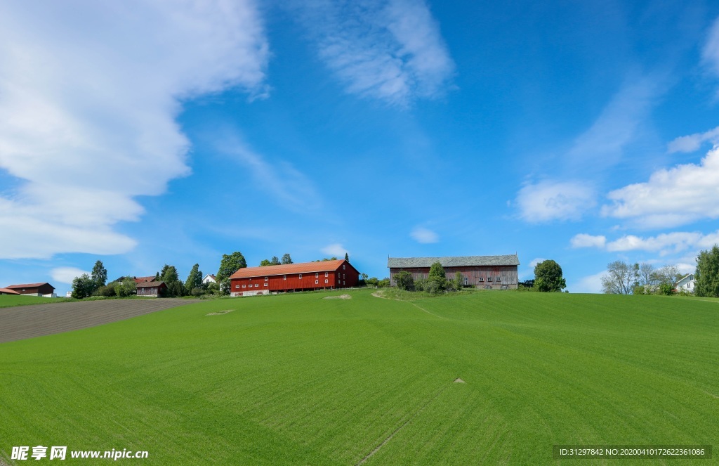 蓝天白云草地上的别墅