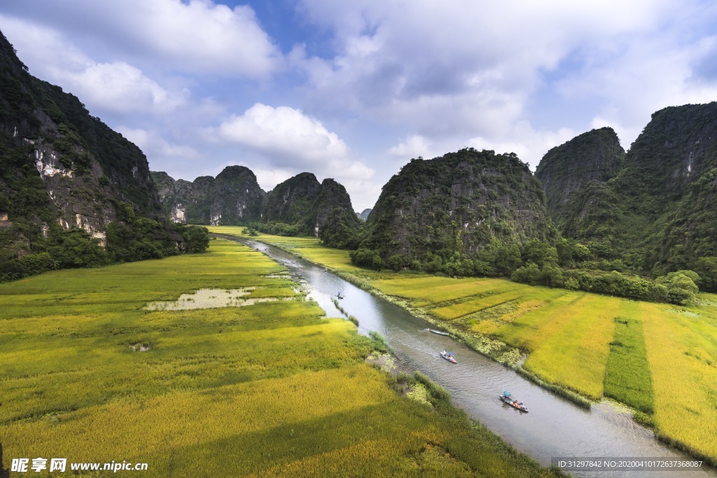山水之间的小船