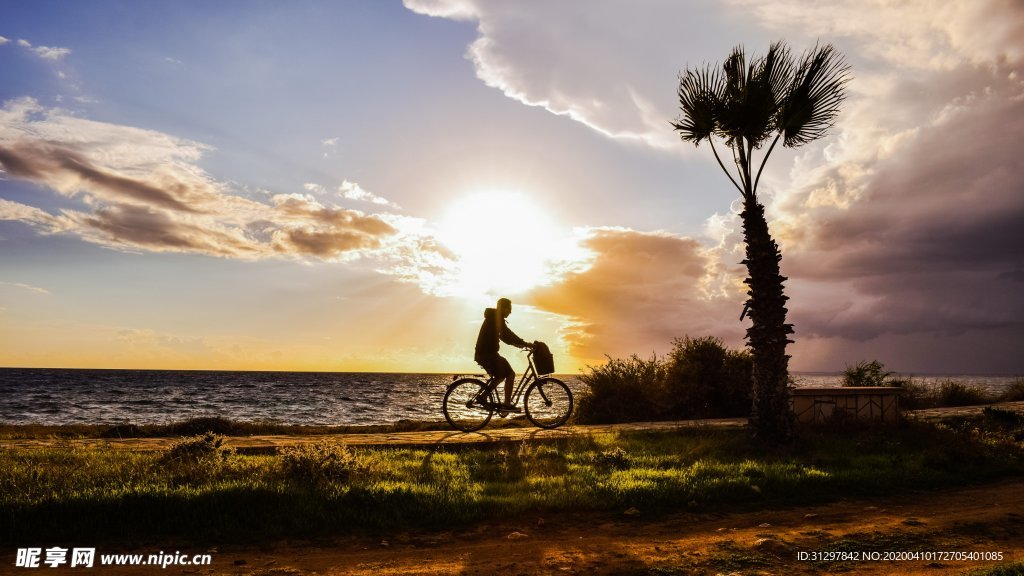 夕阳下的骑行者