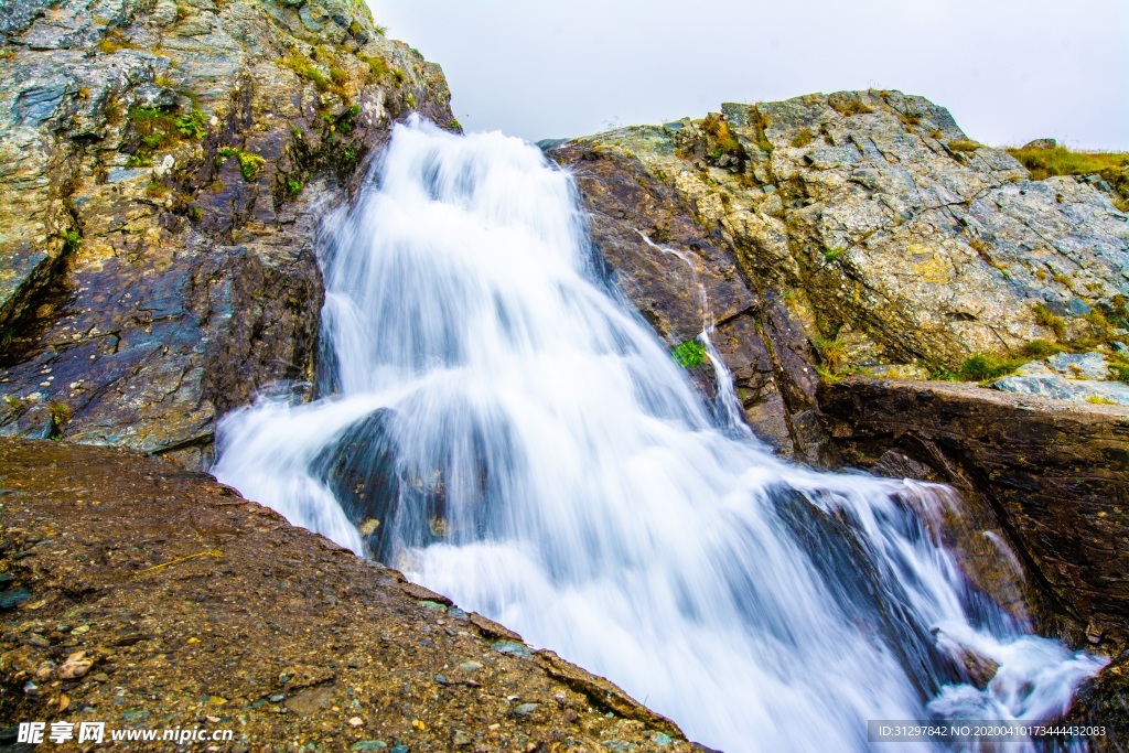 山上奔腾而下的瀑布