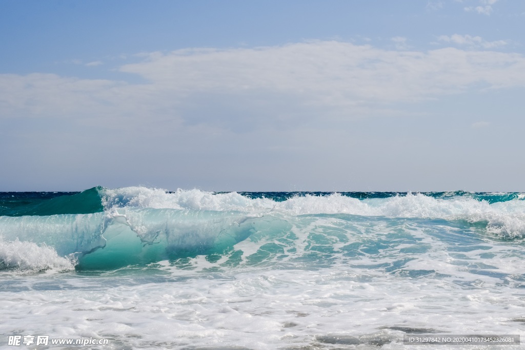 海浪蓝天白云