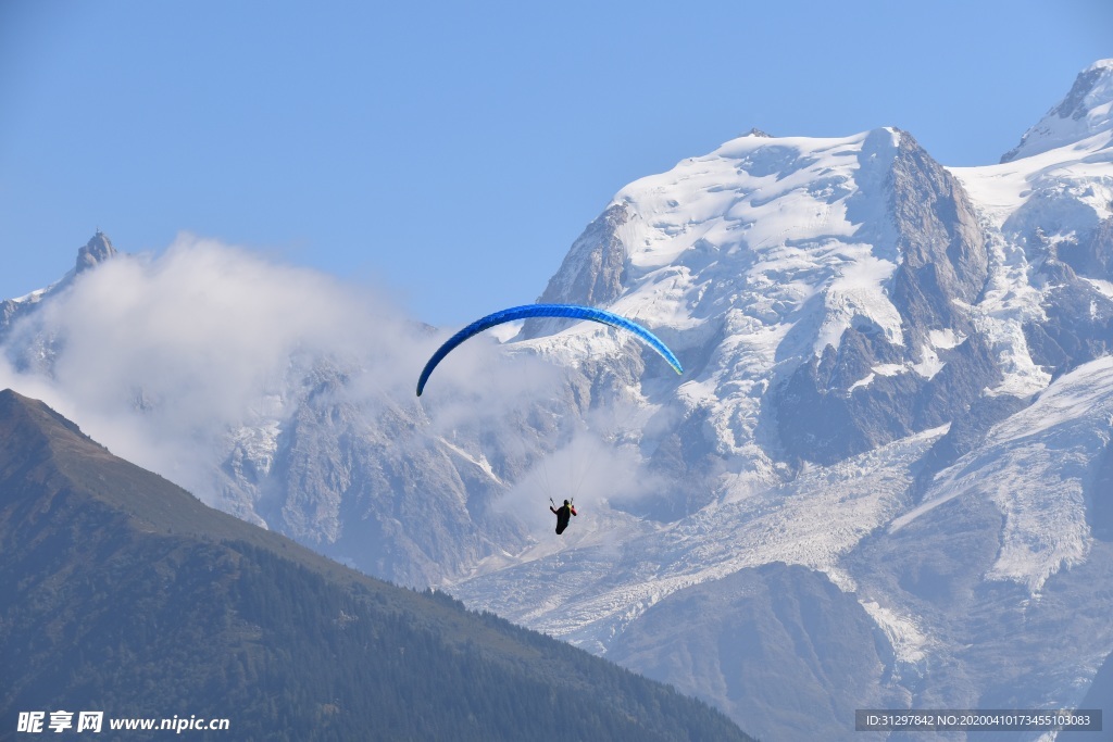 山脉云彩滑翔伞