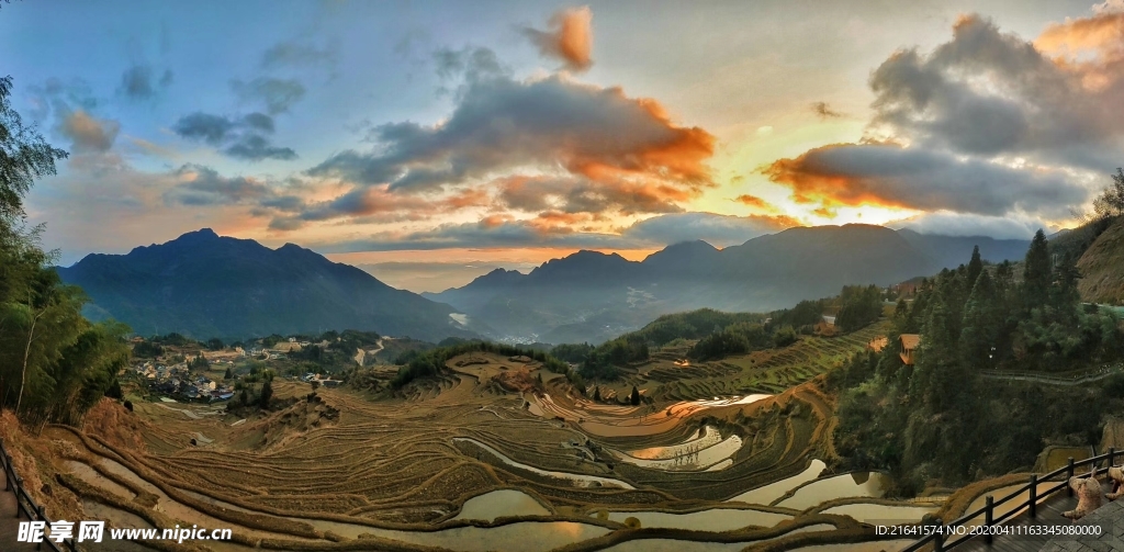 云彩山峦与山坡之上的梯田