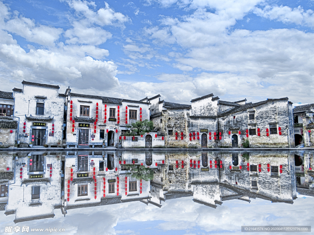 池塘倒影中的宏村