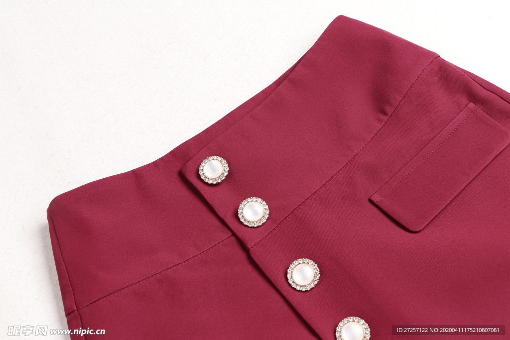 深红色裙装特写