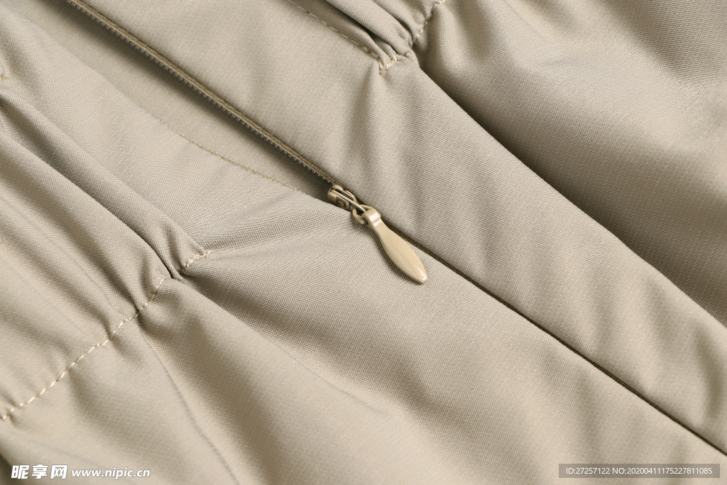 法式连衣裙背部拉链特写图