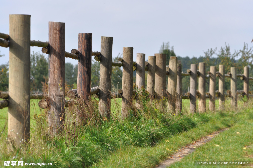 栅栏篱笆木栏围栏围墙图片