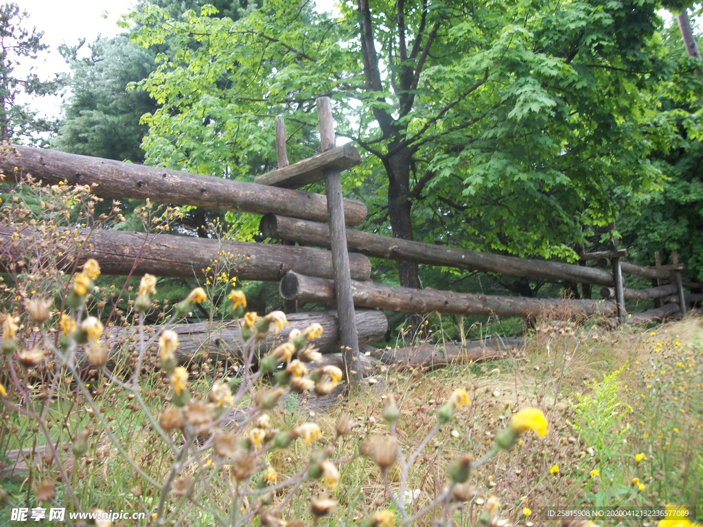 栅栏篱笆木栏围栏围墙图片