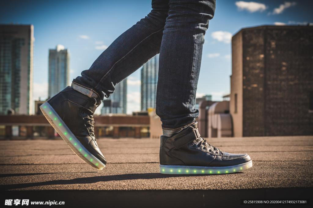 鞋子脚上鞋子图片