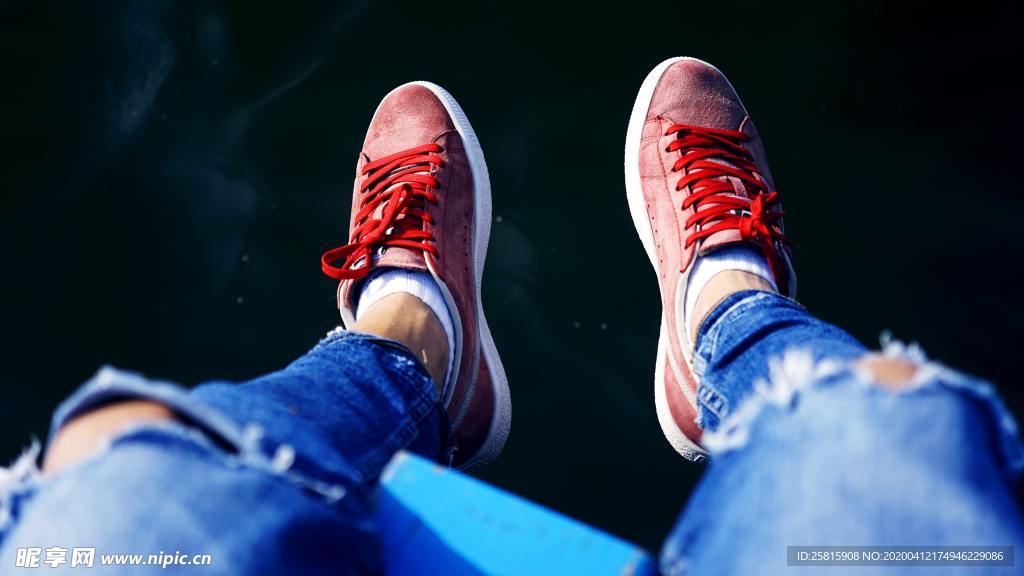 鞋子脚上鞋子图片