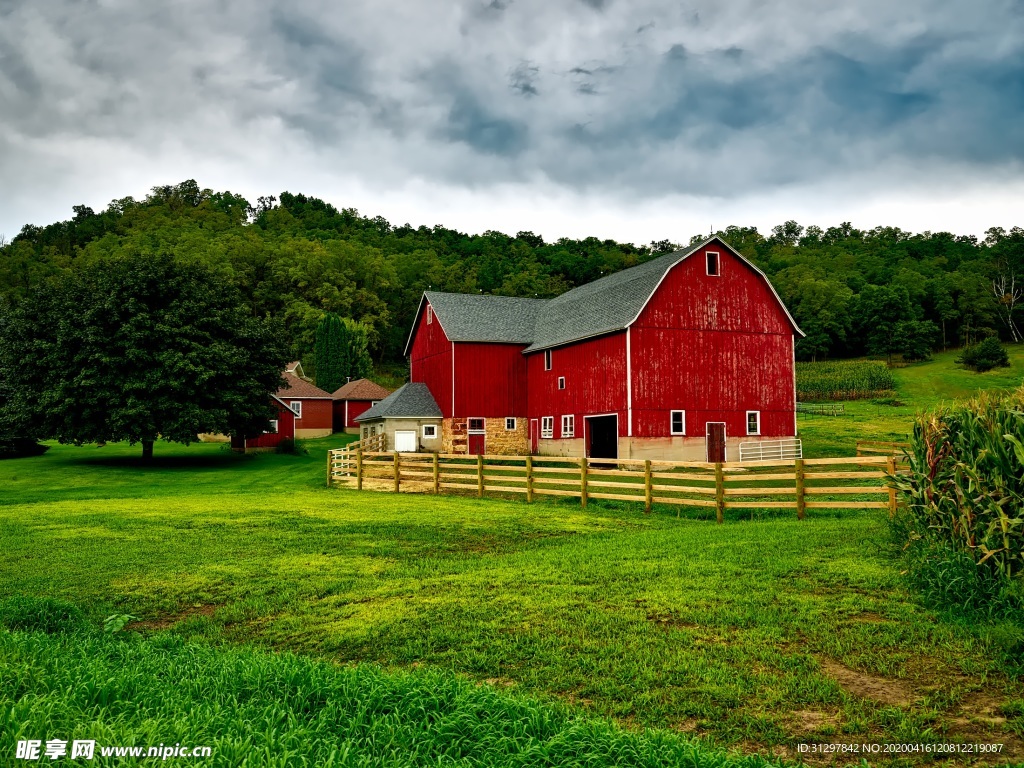 户外草地上的别墅