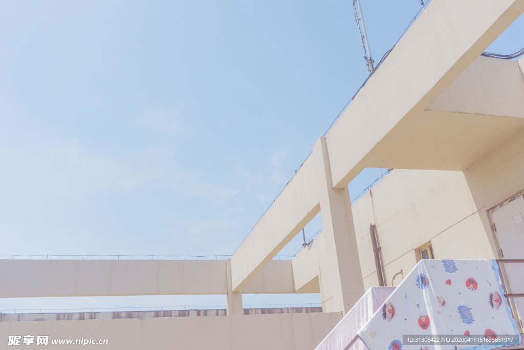 楼顶建筑线蓝天