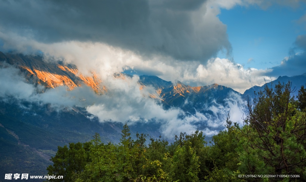 山脉中风雨变幻