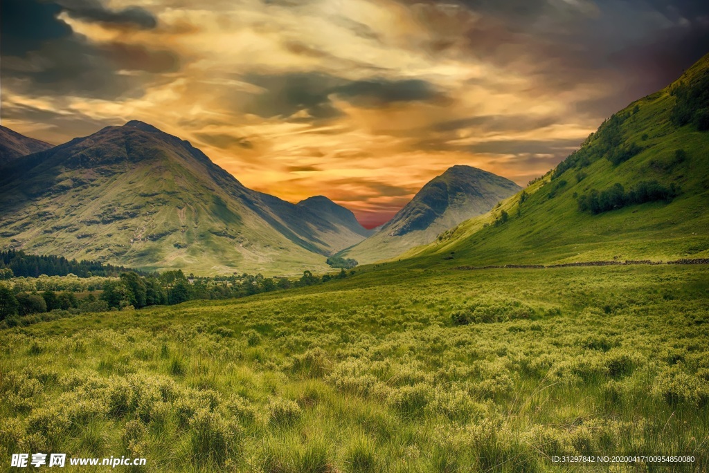 傍晚的户外高山