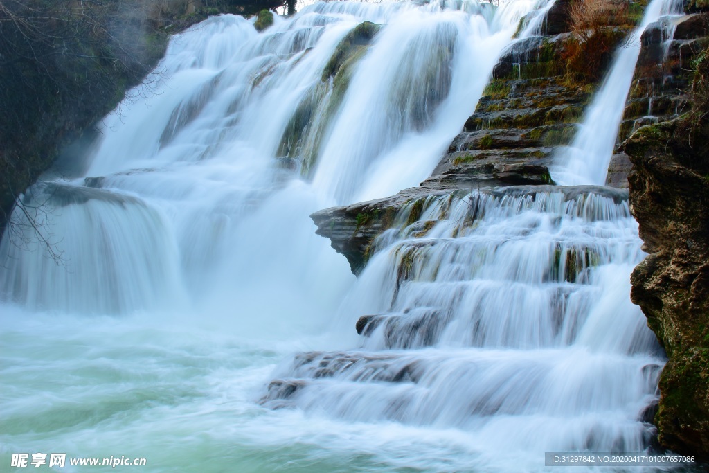 奔腾的瀑布