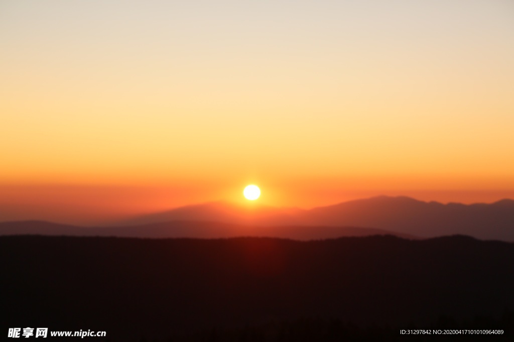 山间落日景观