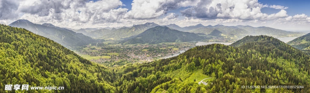 蓝天白云下的绿色山脉