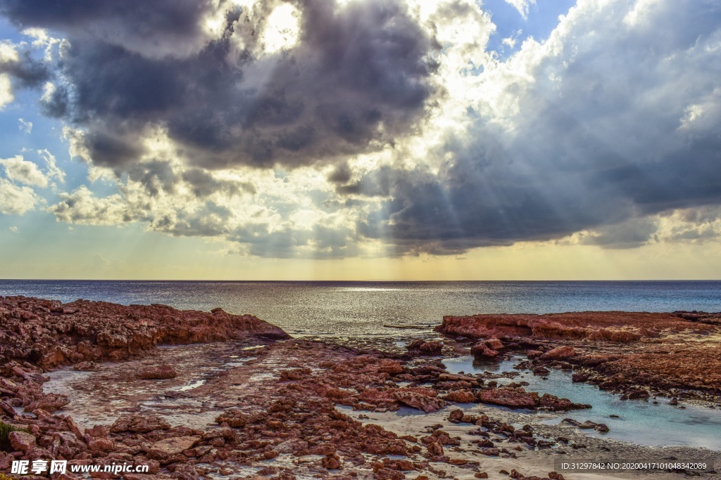 白云蓝天阳光海边