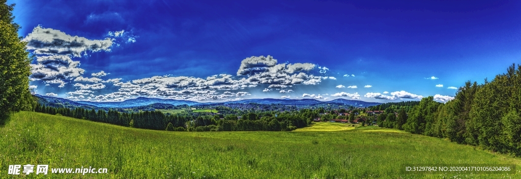 蓝天白云下的草地