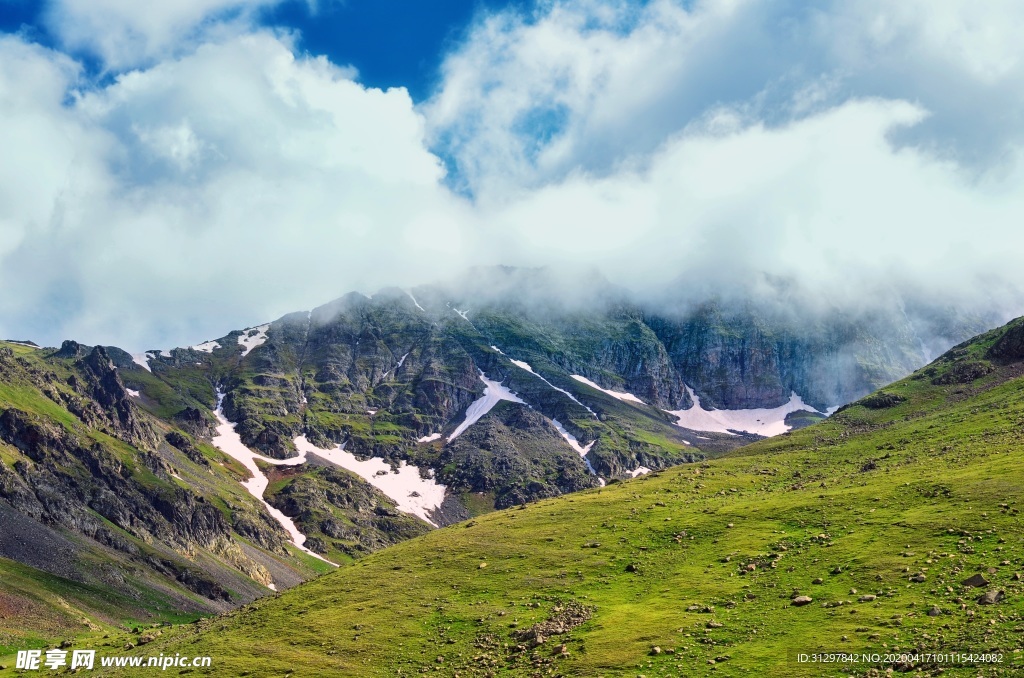 蓝天白云下的山脉